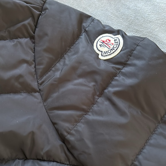 Moncler black short puffer with zip cuffs - Picture 9 of 16